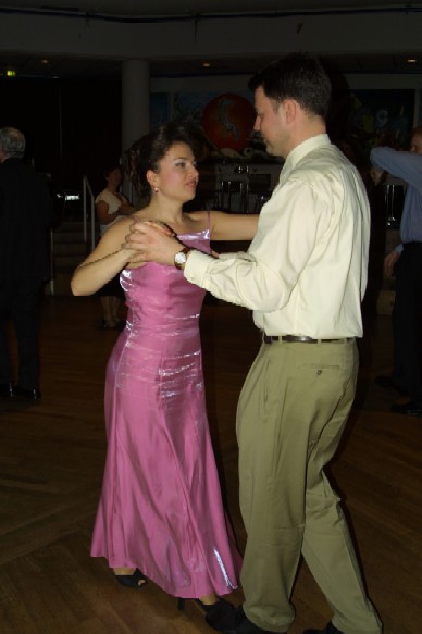 Tanzpaar tanzt auf einem Ball